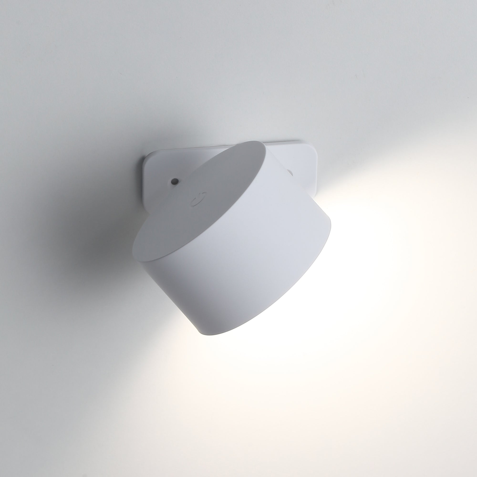 Ticky Magnetisk Væglampe Hvid-Nordic Seasons-OutletLamper.dk